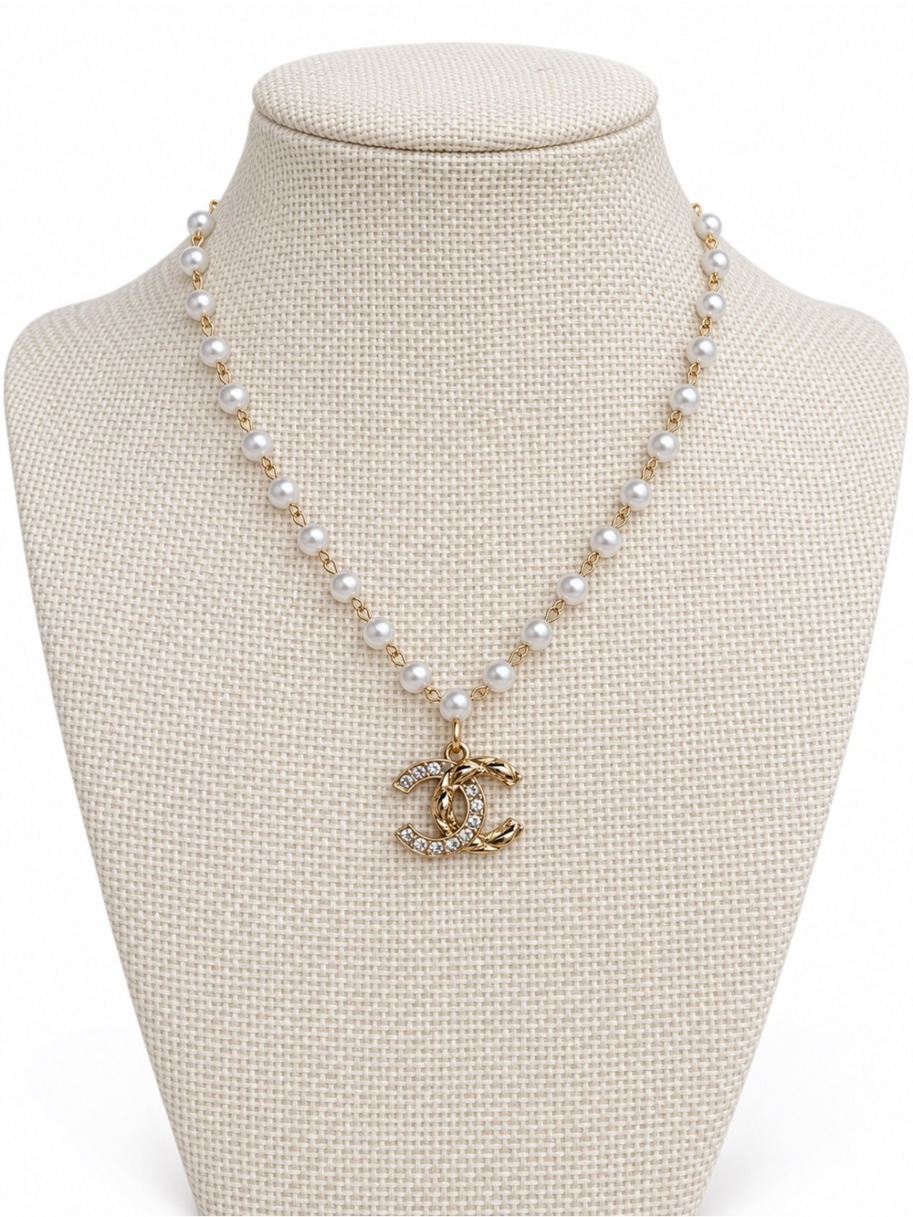 Chanel charm pearl necklace